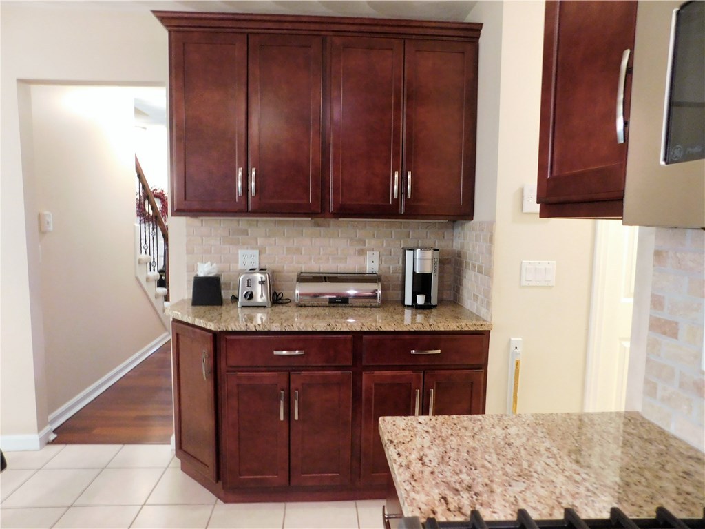 75 Sachem Road Narragansett, RI 02882 - Photo 11 of 37