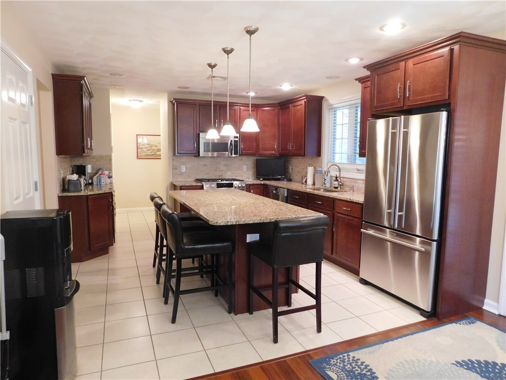 75 Sachem Road Narragansett, RI 02882 - Photo 10 of 37