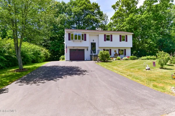 $400,000 | 620 Michelle Way, Niskayuna, NY 12304