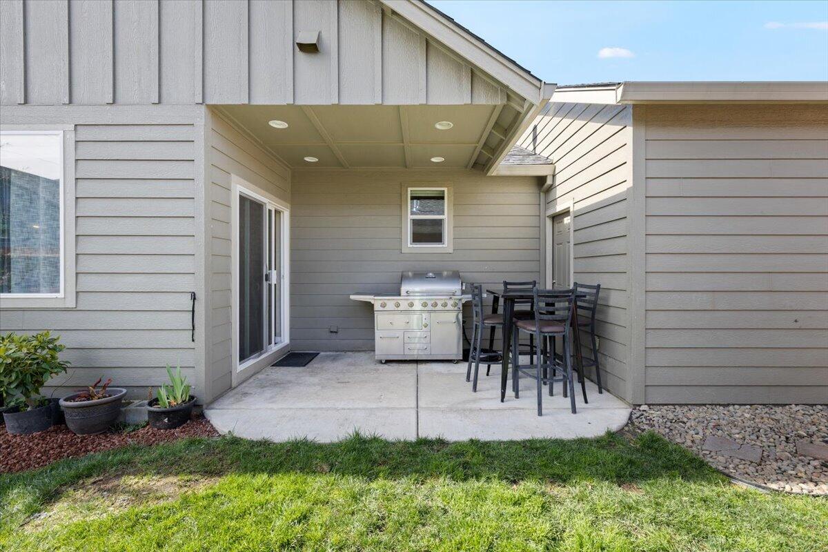 1459 Spring Street Medford, OR 97504 - Photo 18 of 22 1459 SpringSt_Covered Patio