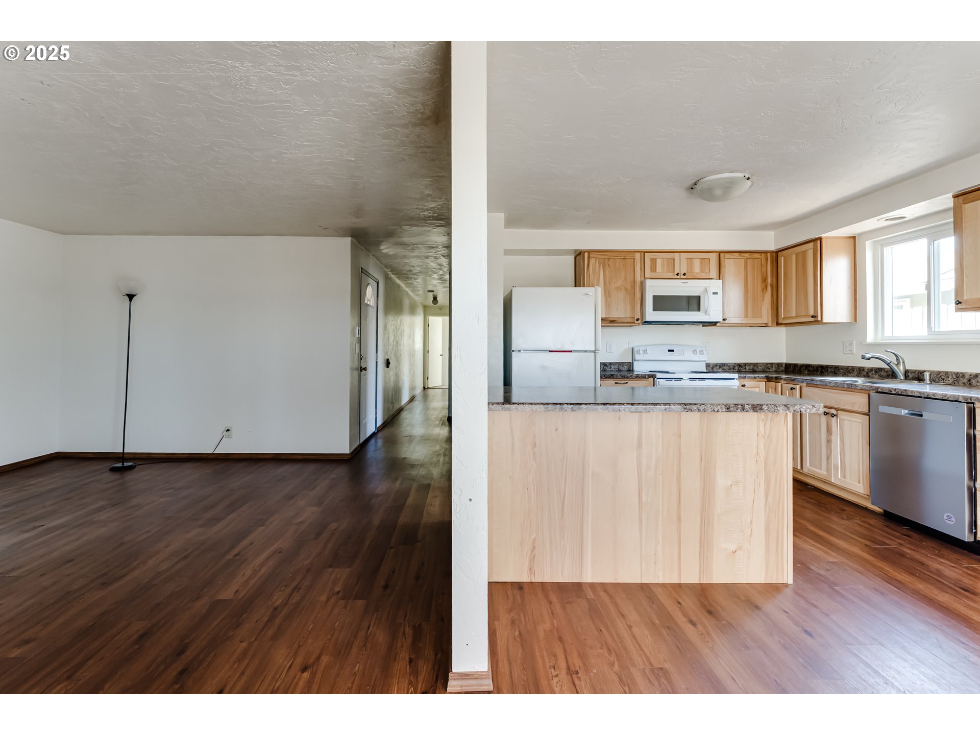 786-788 West Quinalt Street Springfield, OR 97477 - Photo 6 of 26 Kitchen/Living Room