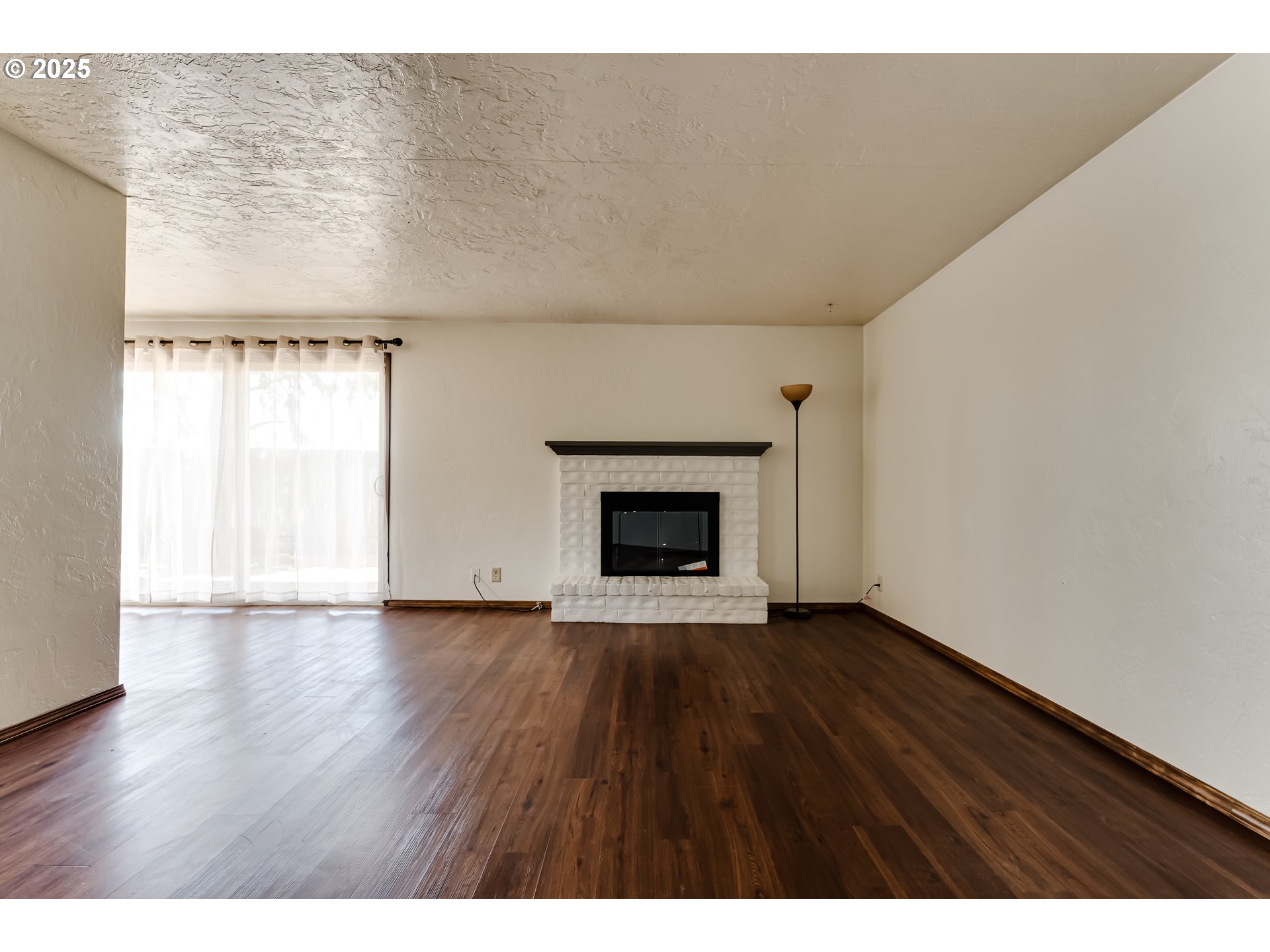 786-788 West Quinalt Street Springfield, OR 97477 - Photo 7 of 26 Living Room