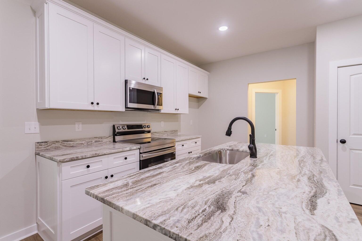 3152 Auburn Road Crestview, FL 32539 - Photo 5 of 27 Kitchen with GORGEOUS GRANITE!