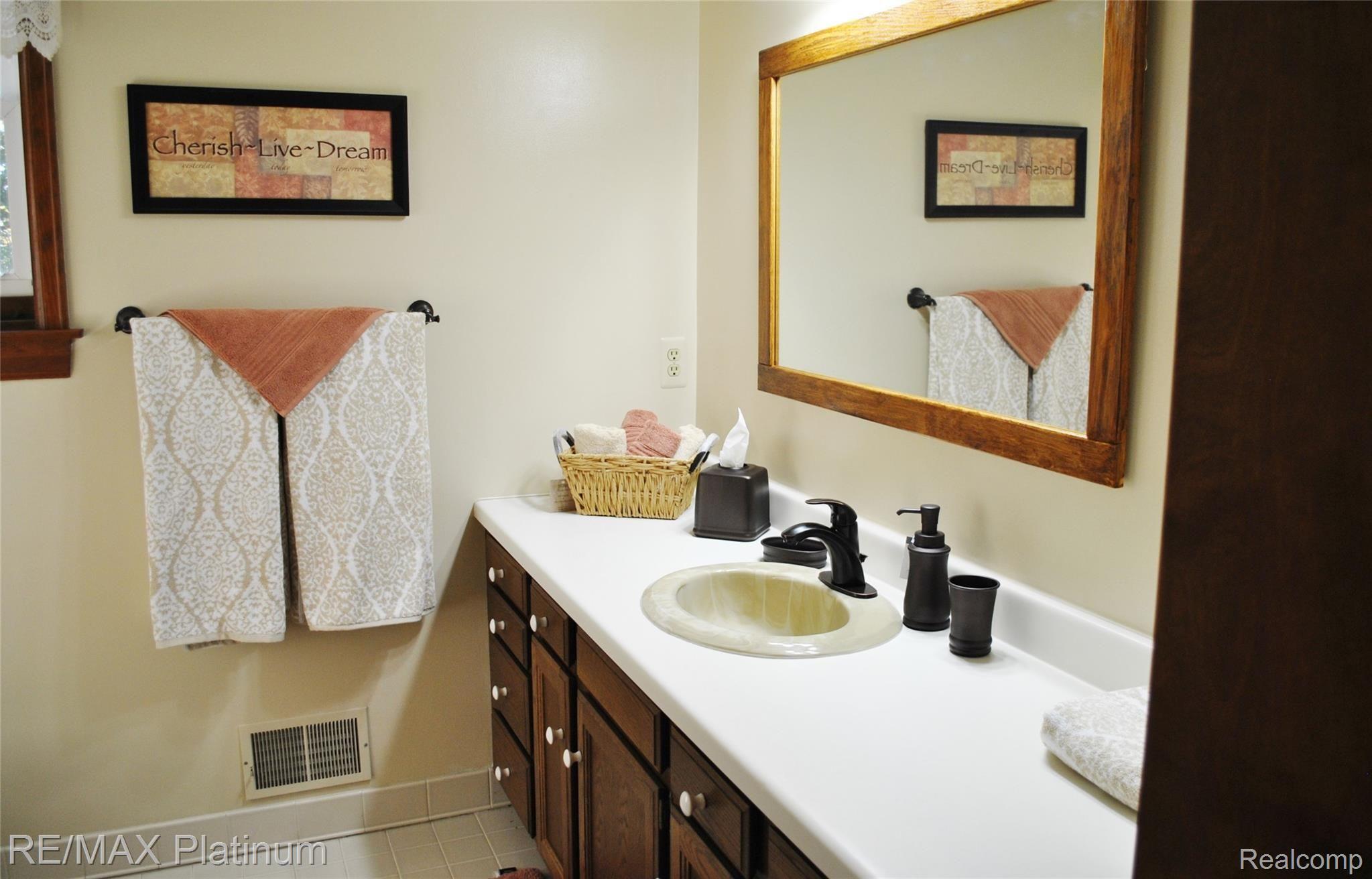 20555 Lindley Road Chelsea, MI 48118 - Photo 20 of 32 MAin Bath