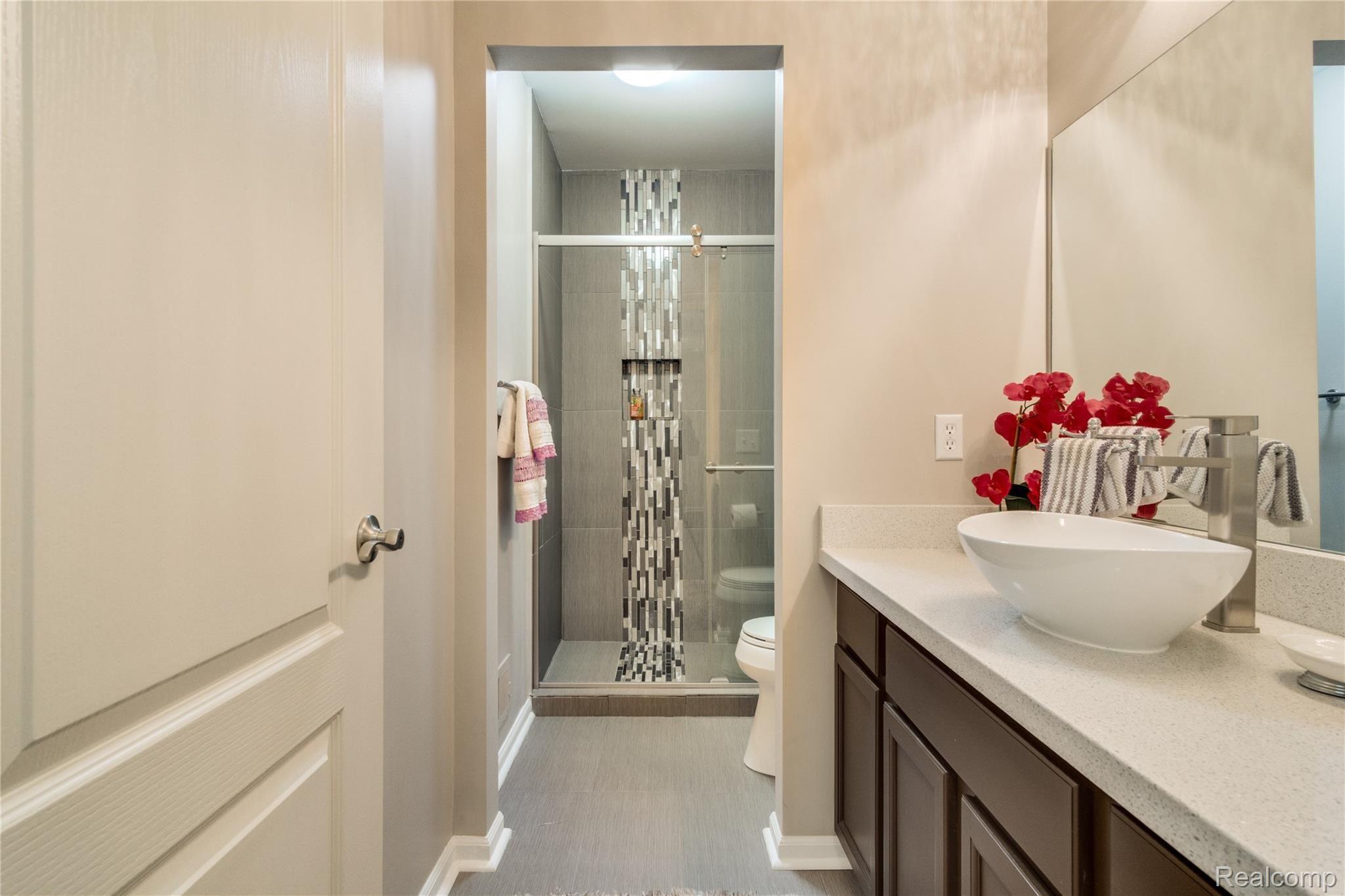 30701 Bradmore Road Warren, MI 48092 - Photo 37 of 52 Upstairs full bathroom