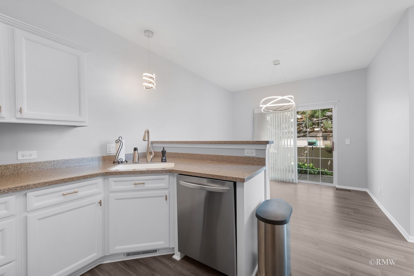 101 Bay Drive Itasca, IL 60143 - Photo 14 of 29 a kitchen with sink and cabinets