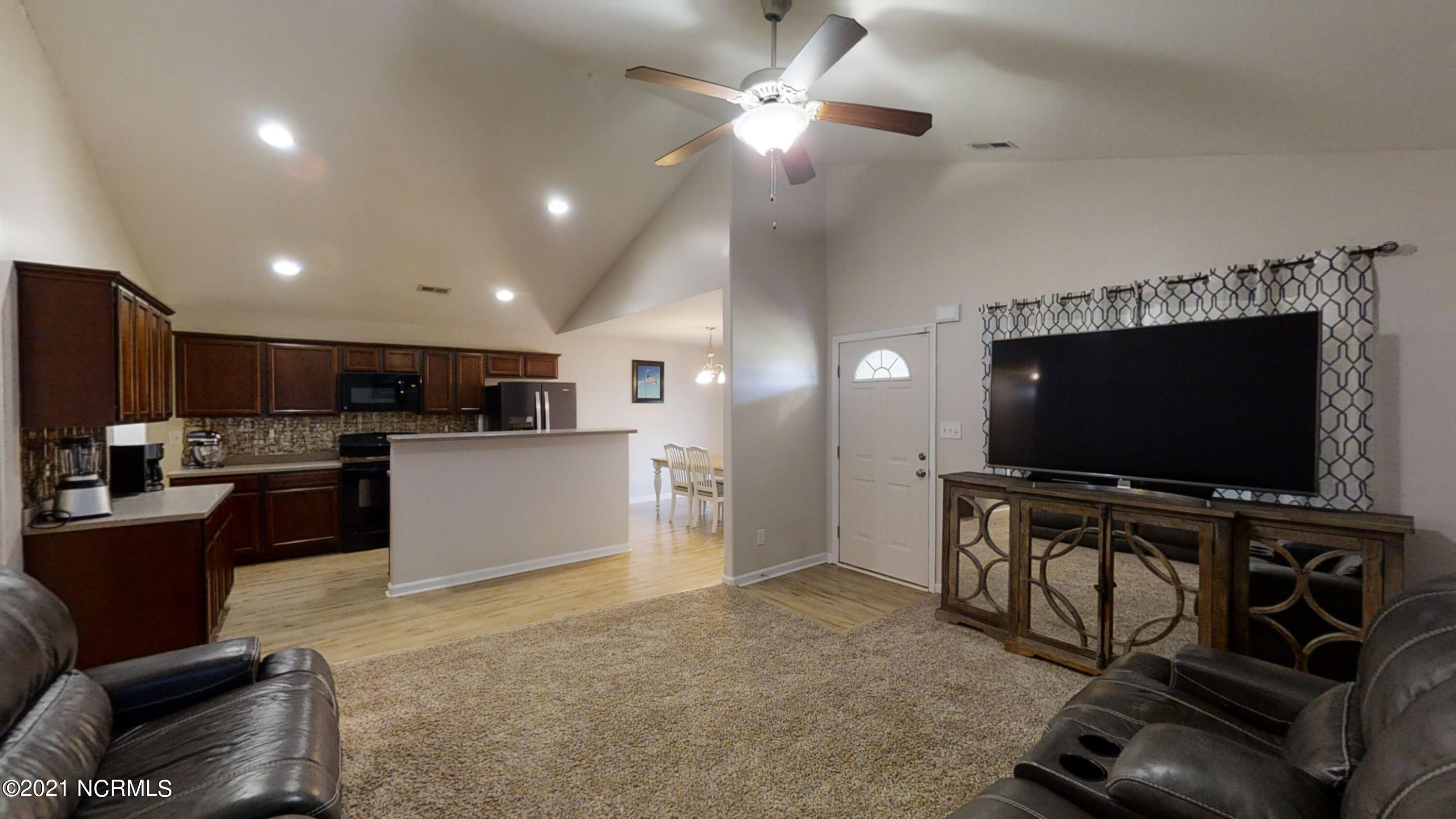 283 Richlands Loop Road Richlands, NC 28574 - Photo 11 of 44 11 - Living Room