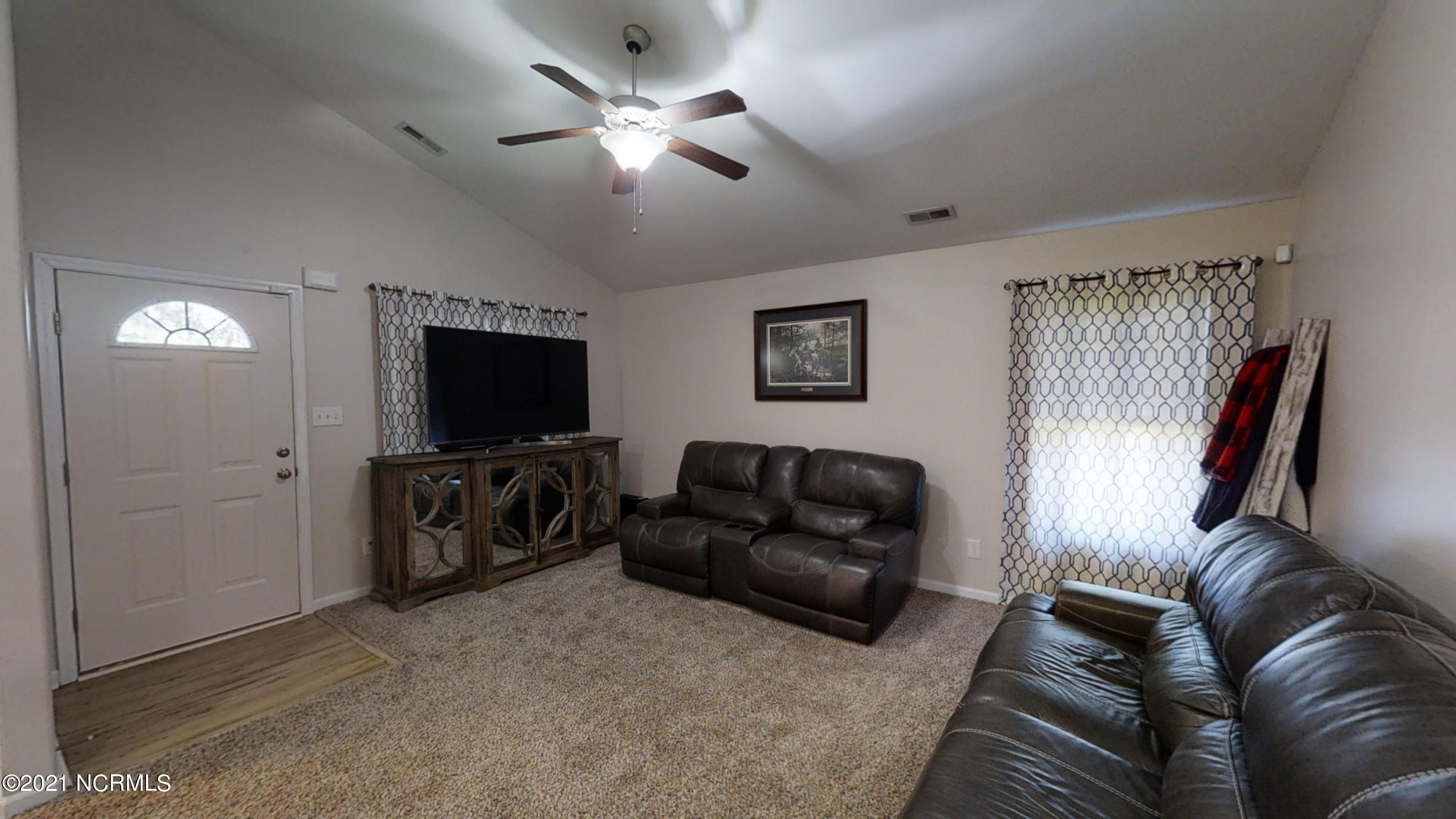 283 Richlands Loop Road Richlands, NC 28574 - Photo 12 of 44 12 - Living Room