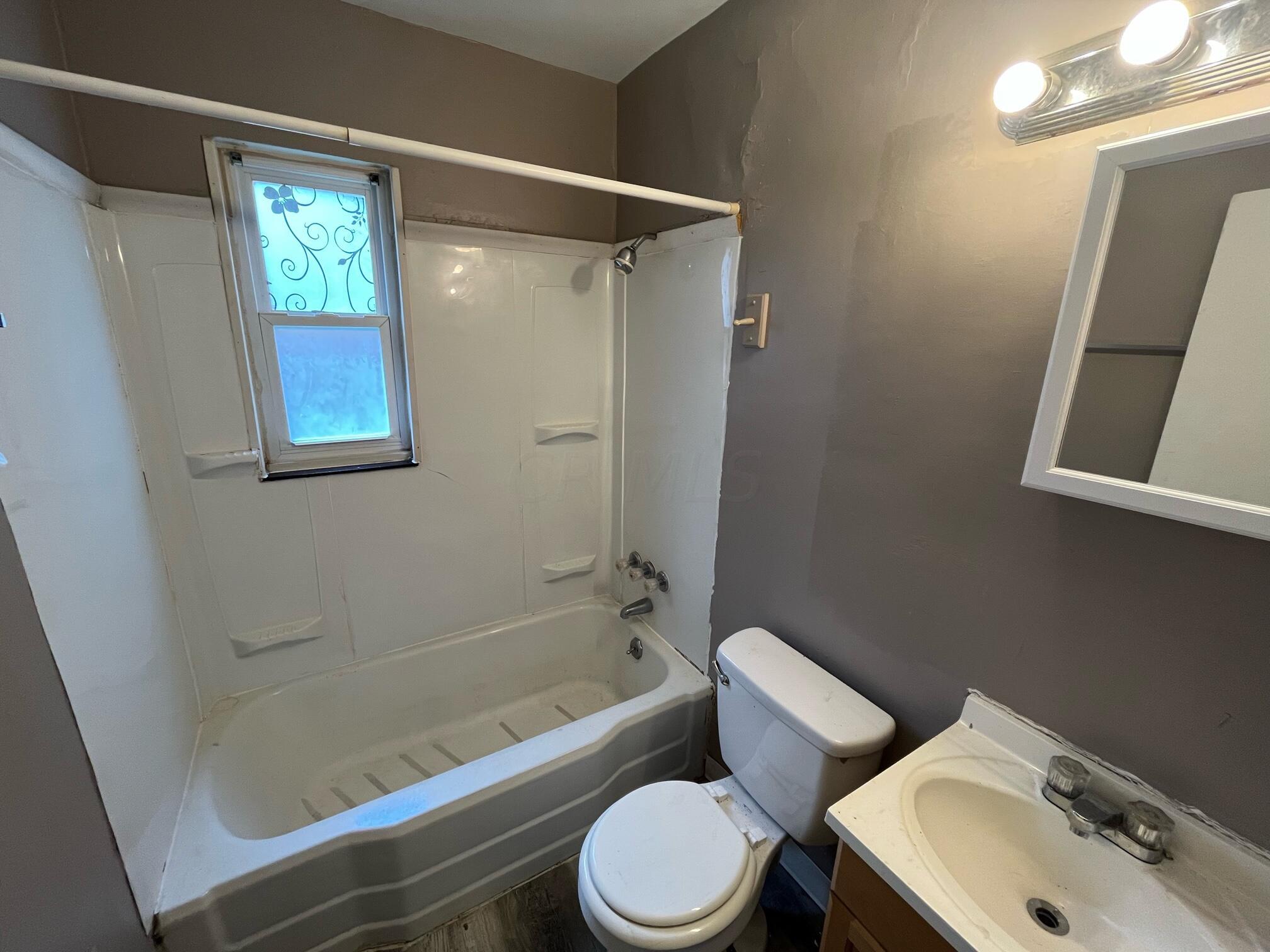 102 North Hampton Road, Unit B Columbus, OH 43213 - Photo 4 of 5 image3