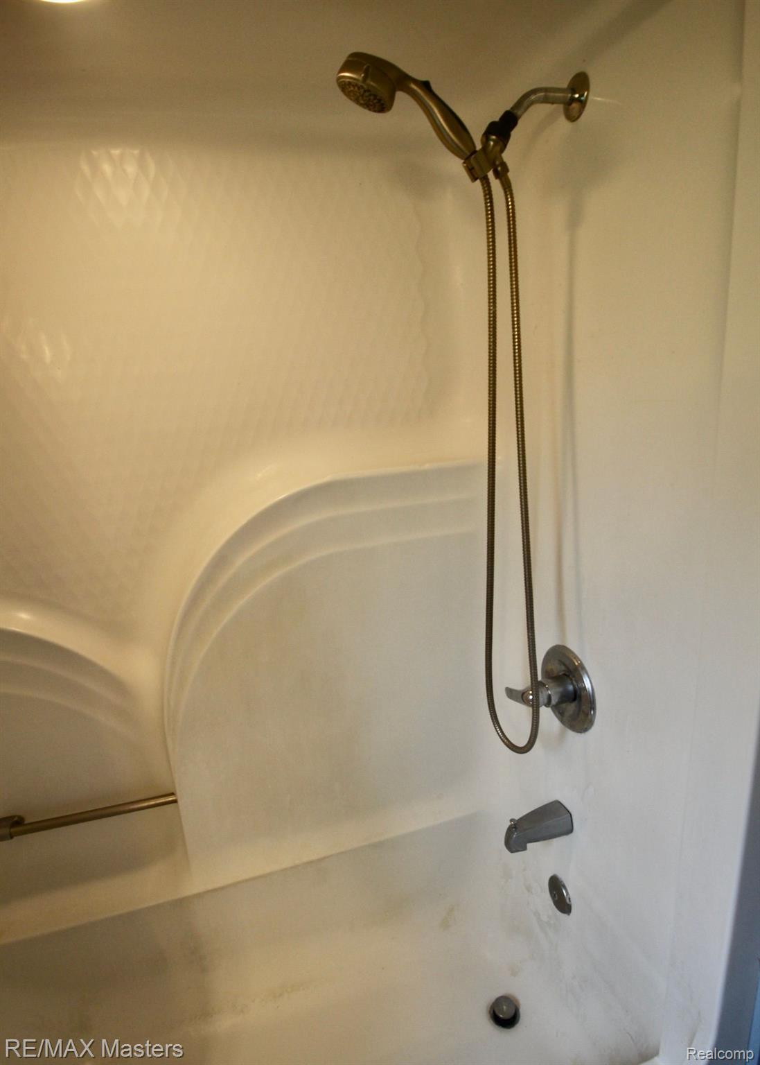 33459 Willow Road New Boston, MI 48164 - Photo 22 of 47 Tub/Shower combo.