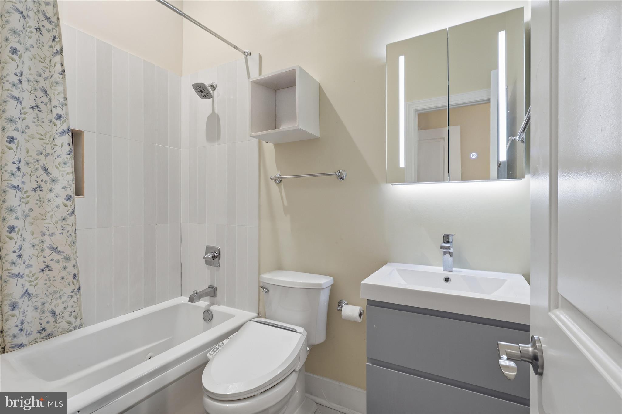 625 Park Road Northwest, Unit 108 Washington, DC 20010 - Photo 18 of 29 Second Ensuit bathroom