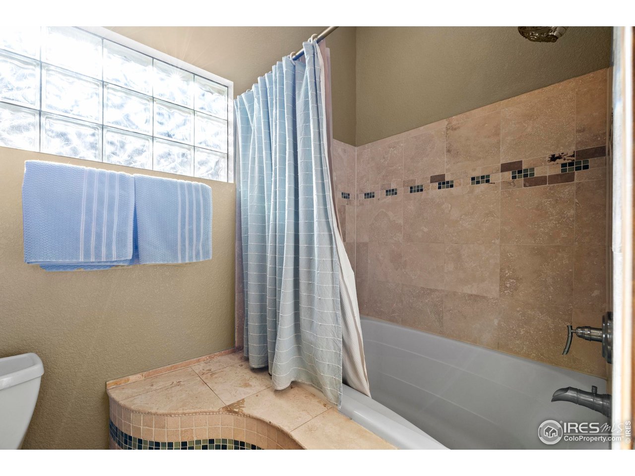 952 Skinner Gulch Road Loveland, CO 80537 - Photo 29 of 43 Main Floor Full Jack-and-Jill Bathroom