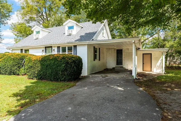a view of a house with yard and plants