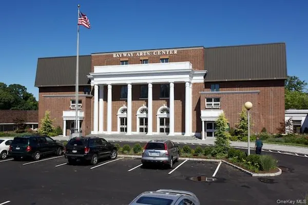 $2,635 | 264 East Main Street, Unit 264, East Islip, NY 11730