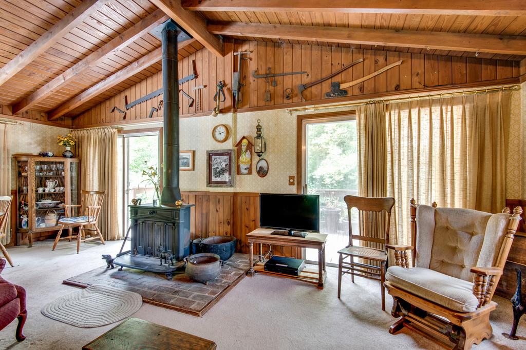 9794 Missionary Ridge Road Bon Aqua, TN 37025 - Photo 5 of 30 a living room with furniture a flat screen tv and a window