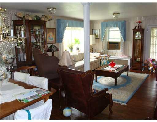 1182 Pleasant Valley Road Mount Pleasant, PA 15666 - Photo 6 of 6 Living Room.