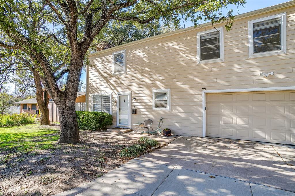 View of front facade with an attached garage and driveway