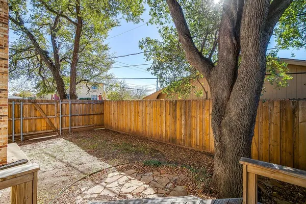a view of a backyard