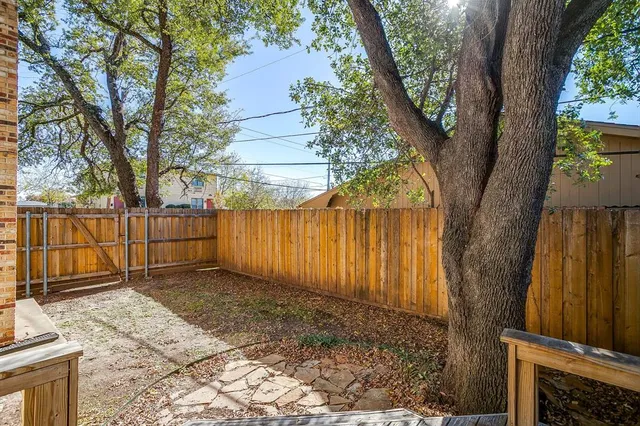 a view of a backyard