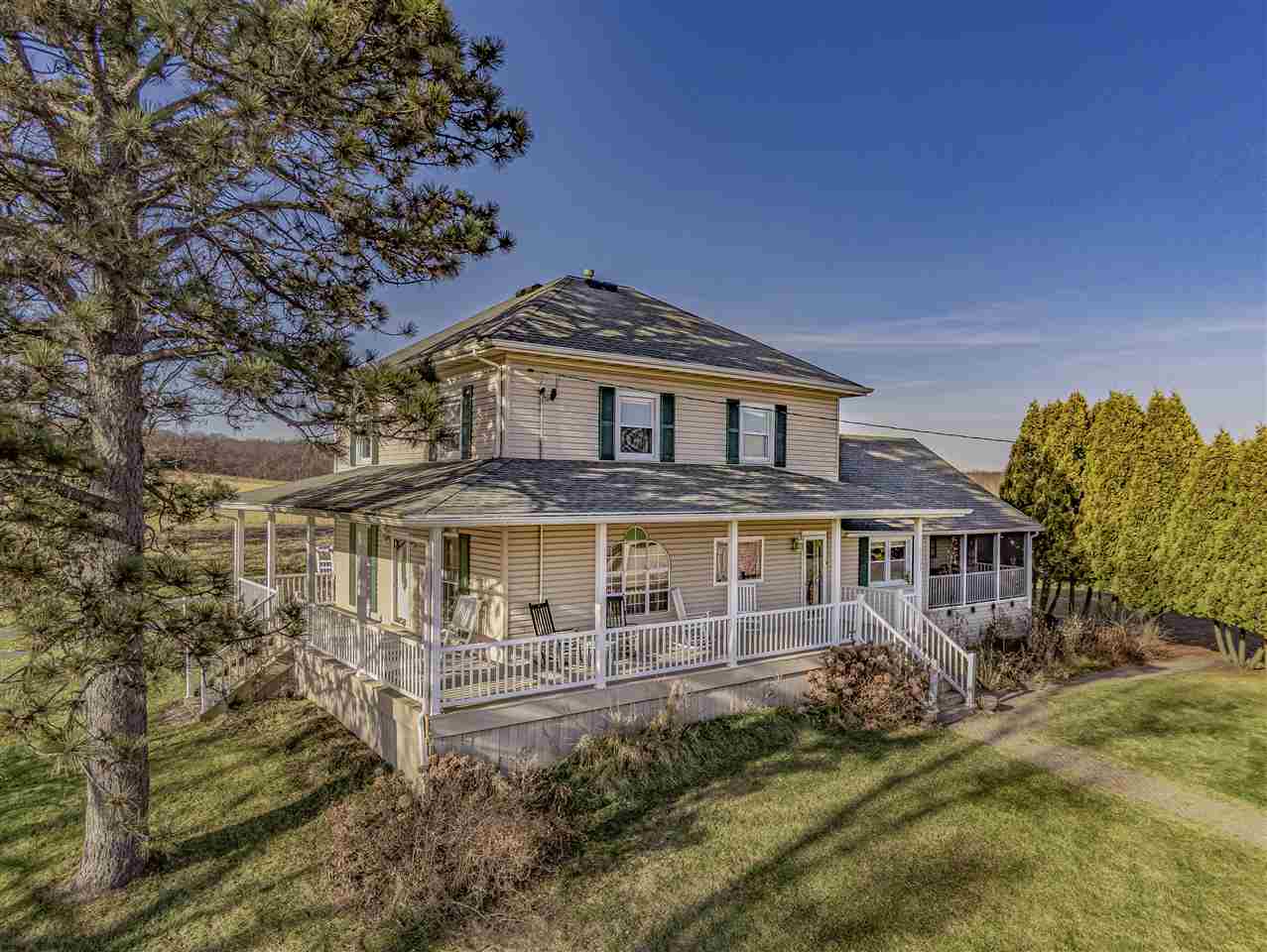 15283 Trask Bridge Road Pecatonica, IL 61063 - Photo 2 of 25 a front view of a house with a garden