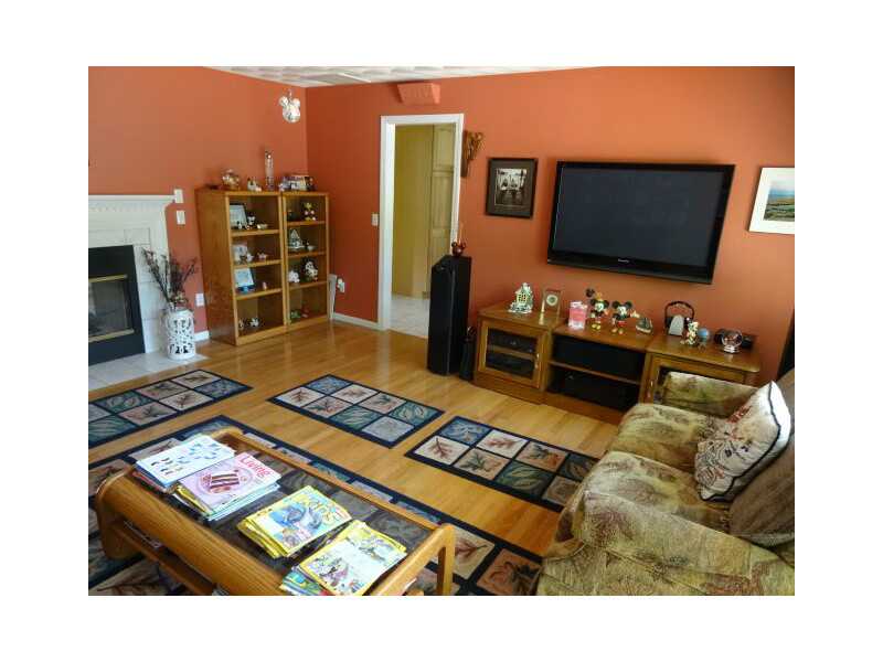 17 Kiley Way Coventry, RI 02816 - Photo 17 of 24 Den/Family/Great Room.