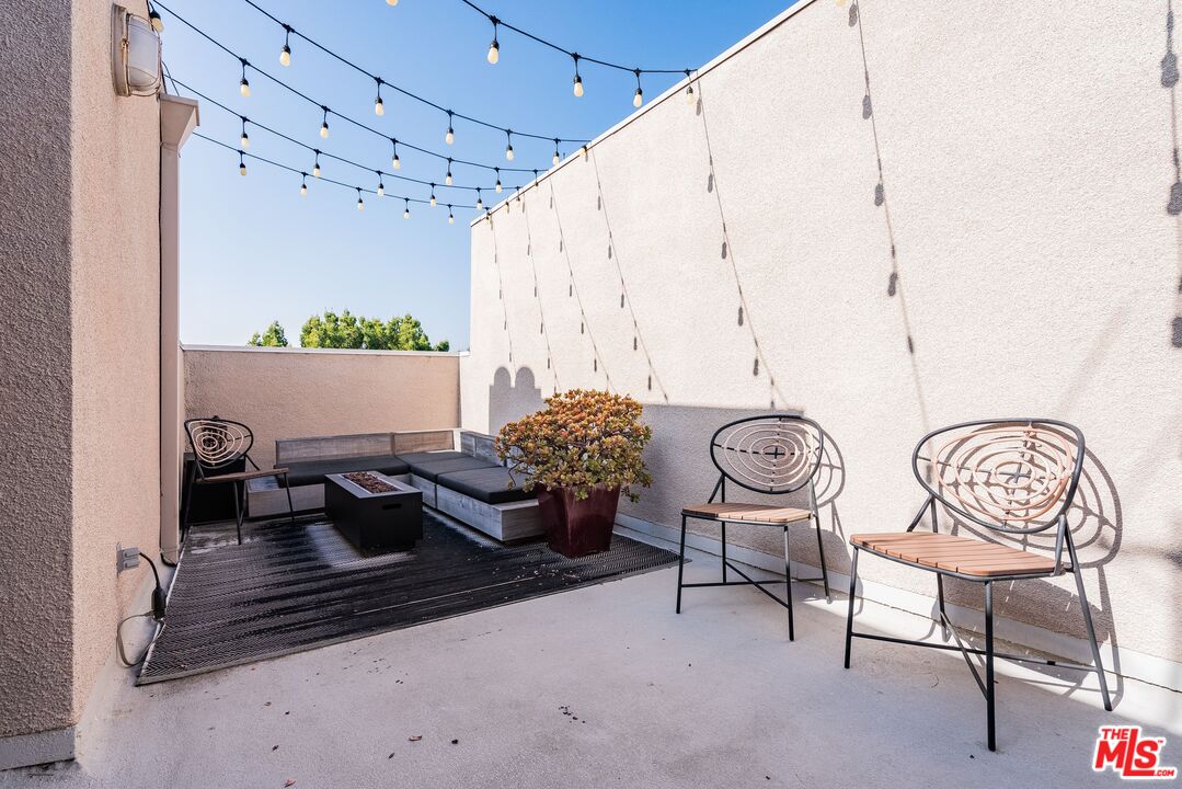 2808 Arizona Avenue, Unit 3 Santa Monica, CA 90404 - Photo 18 of 20 a living room with furniture