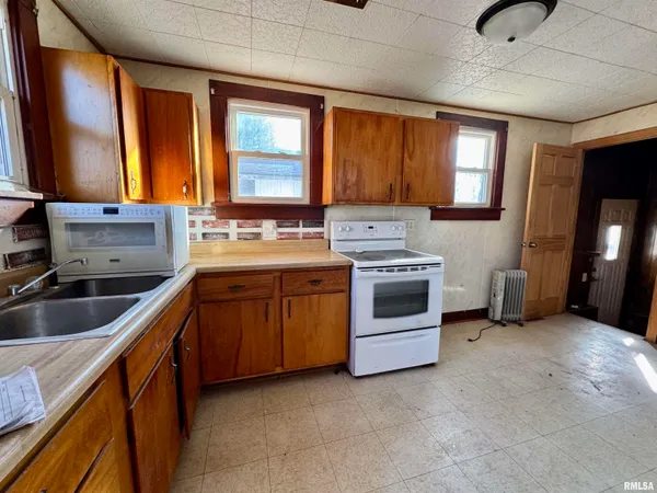 $36,000 | 211 West Liberty Street, Table Grove, IL 61482