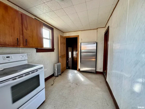 $36,000 | 211 West Liberty Street, Table Grove, IL 61482