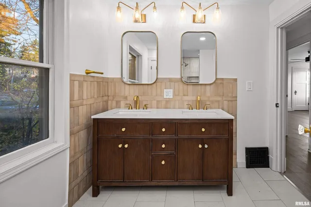 $419,000 | 204 Greenwood Avenue, Bettendorf, IA 52722