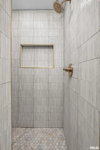 $419,000 | 204 Greenwood Avenue, Bettendorf, IA 52722