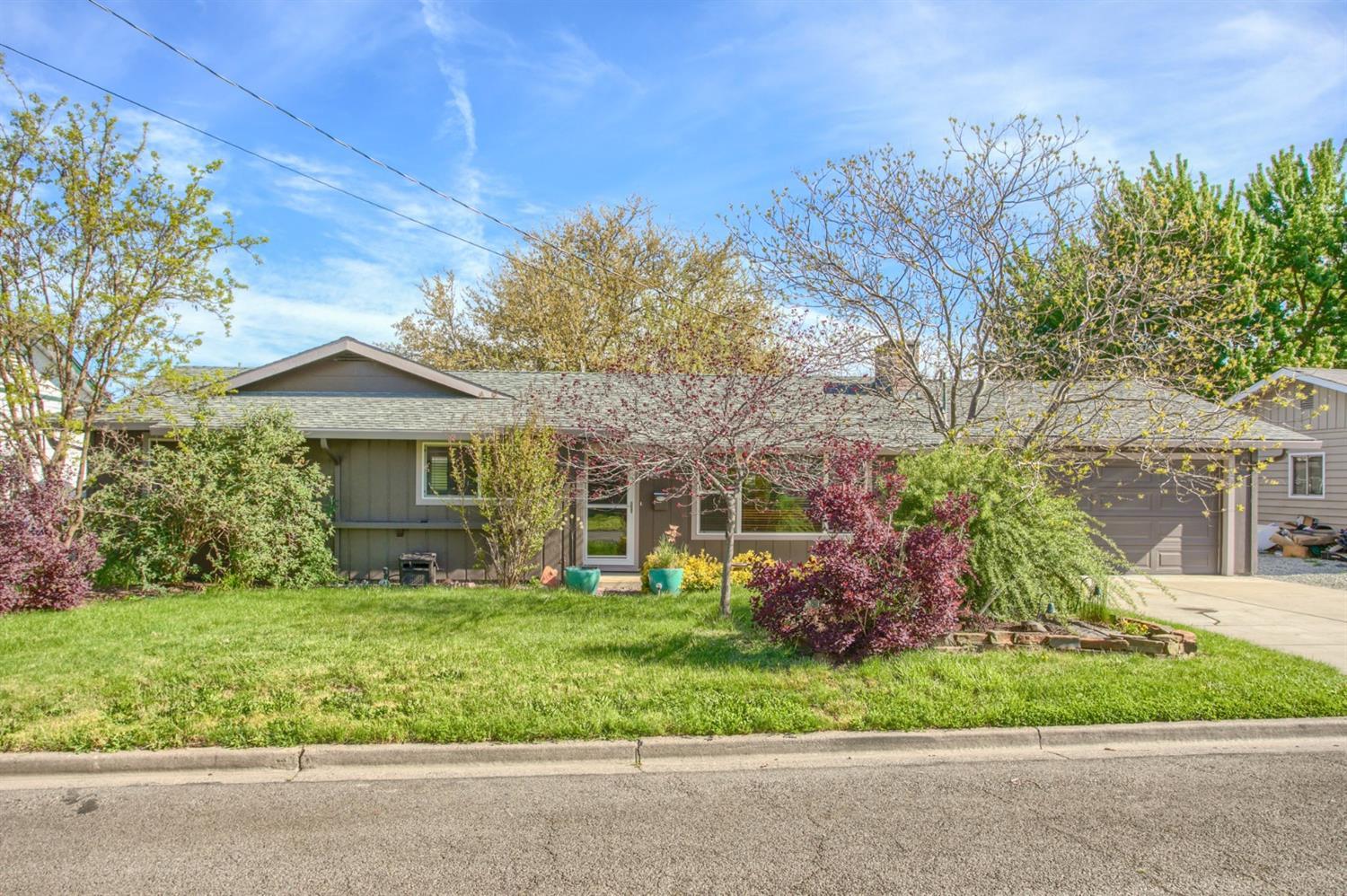 109 Victoria Way Central Point, OR 97502 - Photo 1 of 30 Primary Photo