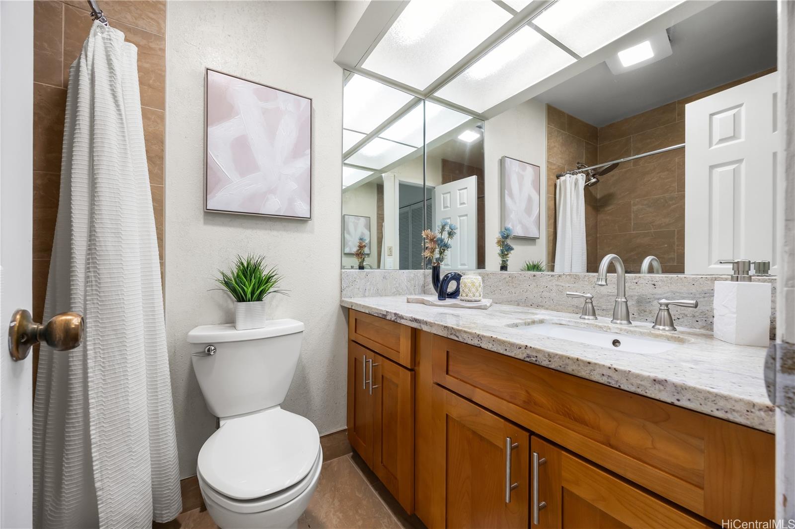 45-995 Wailele Road, Unit 35 Kaneohe, HI 96744 - Photo 18 of 25 Remodeled hallway bath