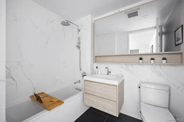 $810,000 | 40-22 61st Street, Unit 3N | Woodside