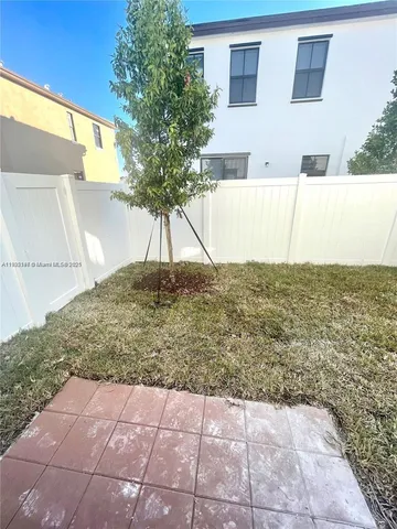 a view of a backyard