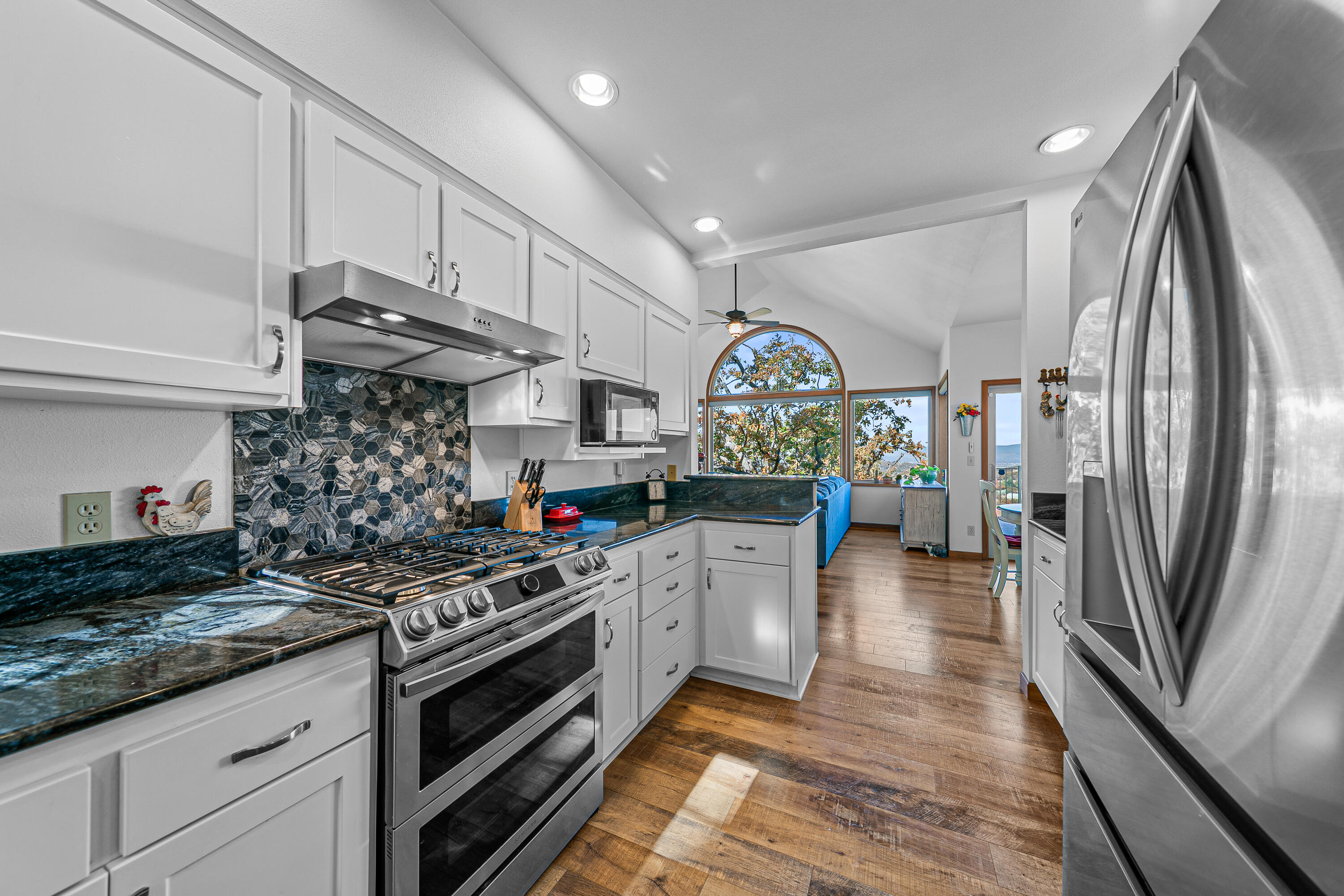 5227 Pioneer Road Medford, OR 97501 - Photo 17 of 55 9R9A6022