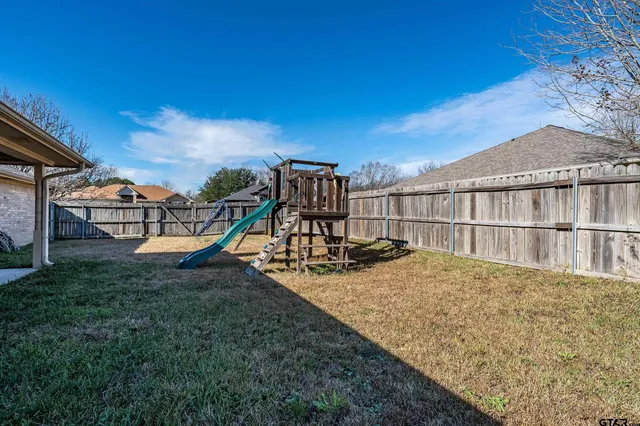 a view of a house with backyard