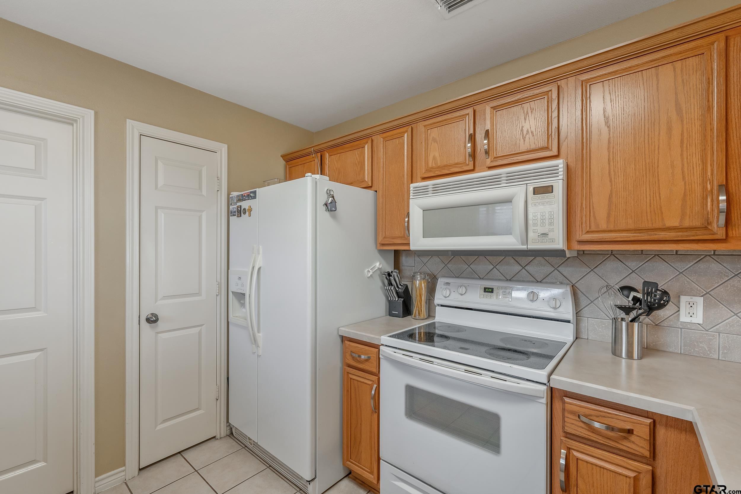 20081 Bluegrass Circle Flint, TX 75762 - Photo 24 of 24 a kitchen with stainless steel appliances a refrigerator stove and sink