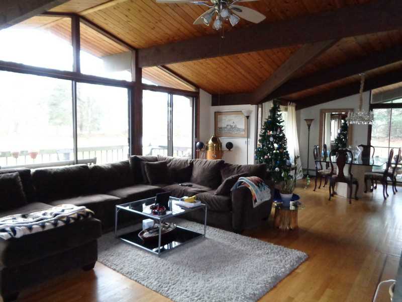 29 Pinetop Road Barrington, RI 02806 - Photo 7 of 24 Living Room.