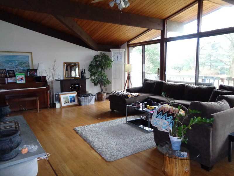 29 Pinetop Road Barrington, RI 02806 - Photo 8 of 24 Living Room.