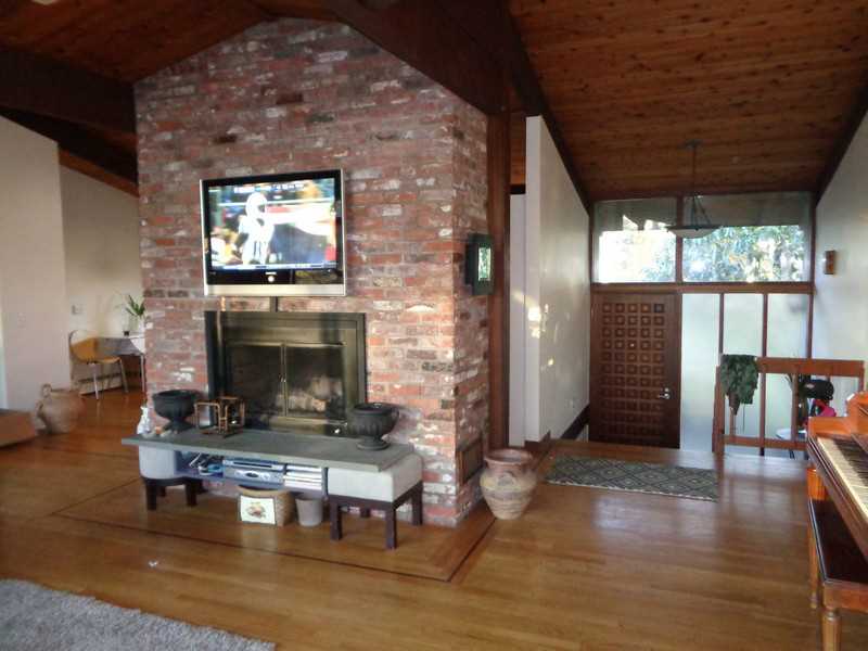 29 Pinetop Road Barrington, RI 02806 - Photo 9 of 24 Living Room.