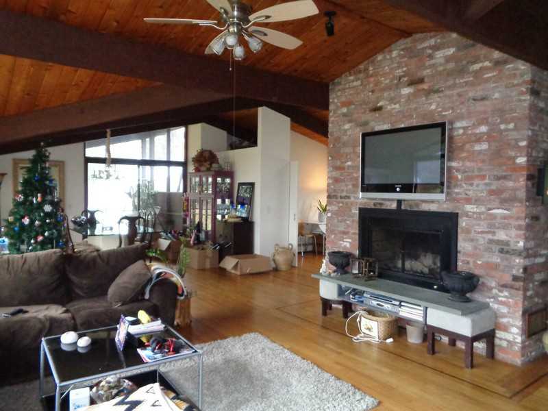 29 Pinetop Road Barrington, RI 02806 - Photo 10 of 24 Living Room.