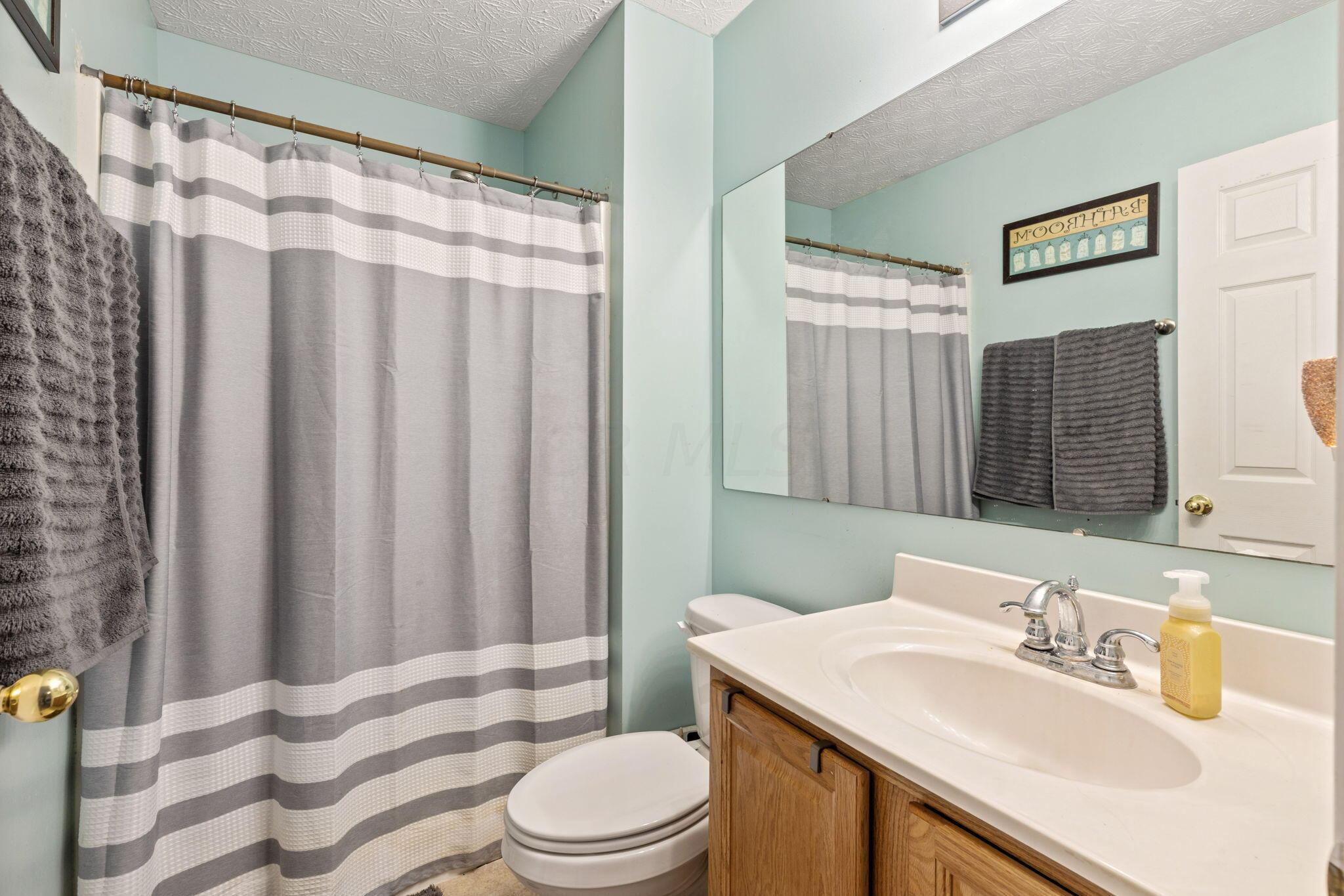 2574 Ridgeway Avenue Lancaster, OH 43130 - Photo 19 of 39 Owner Suite Private Bath - 2574 Ridgeway Avenue, Lancaster, OH 43130