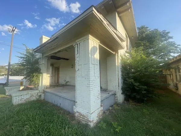 a view of back yard of the house