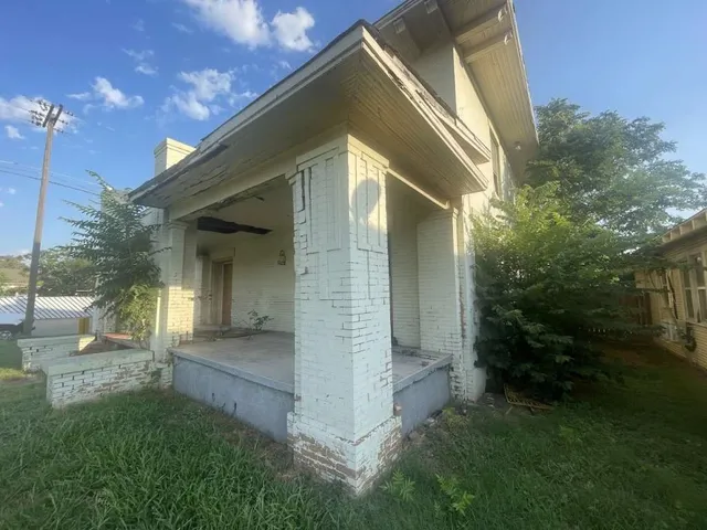 a view of back yard of the house