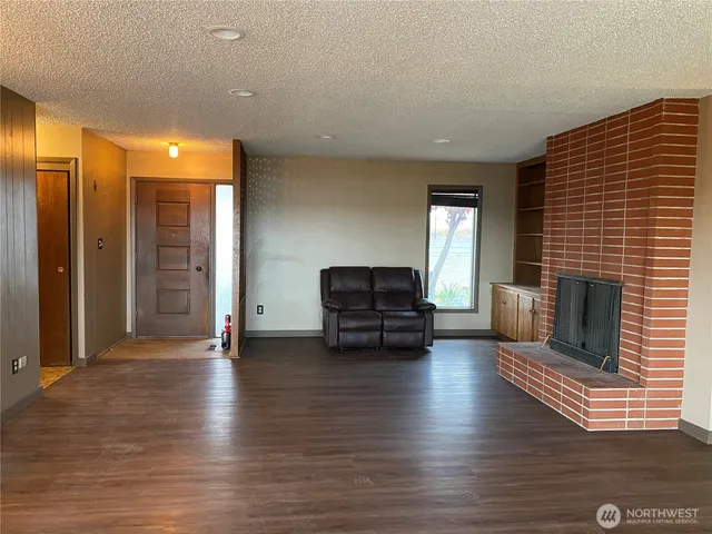 a view of livingroom with hardwood floor and couch