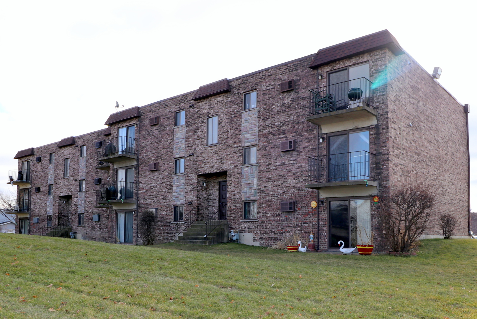 735 North Swift Road, Unit 201 Addison, IL 60101 - Photo 1 of 12