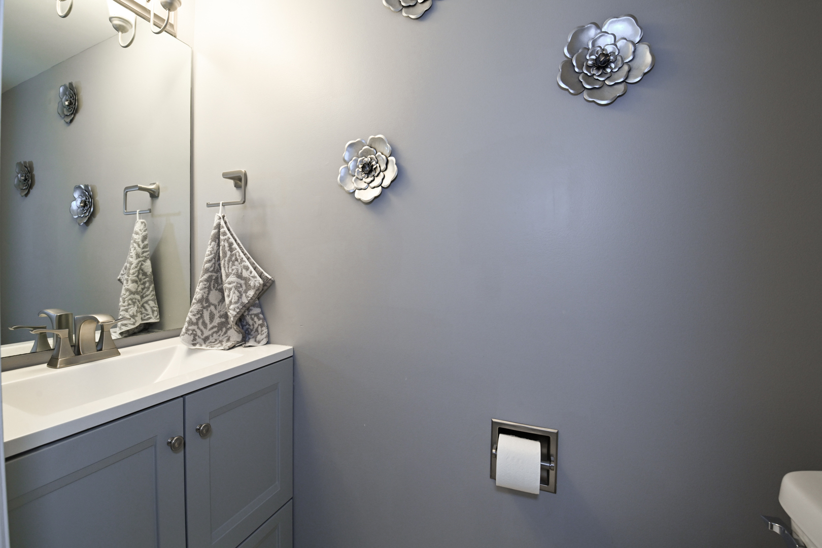 2092 Muirfield Circle Elgin, IL 60123 - Photo 12 of 14 a bathroom with a sink and a mirror