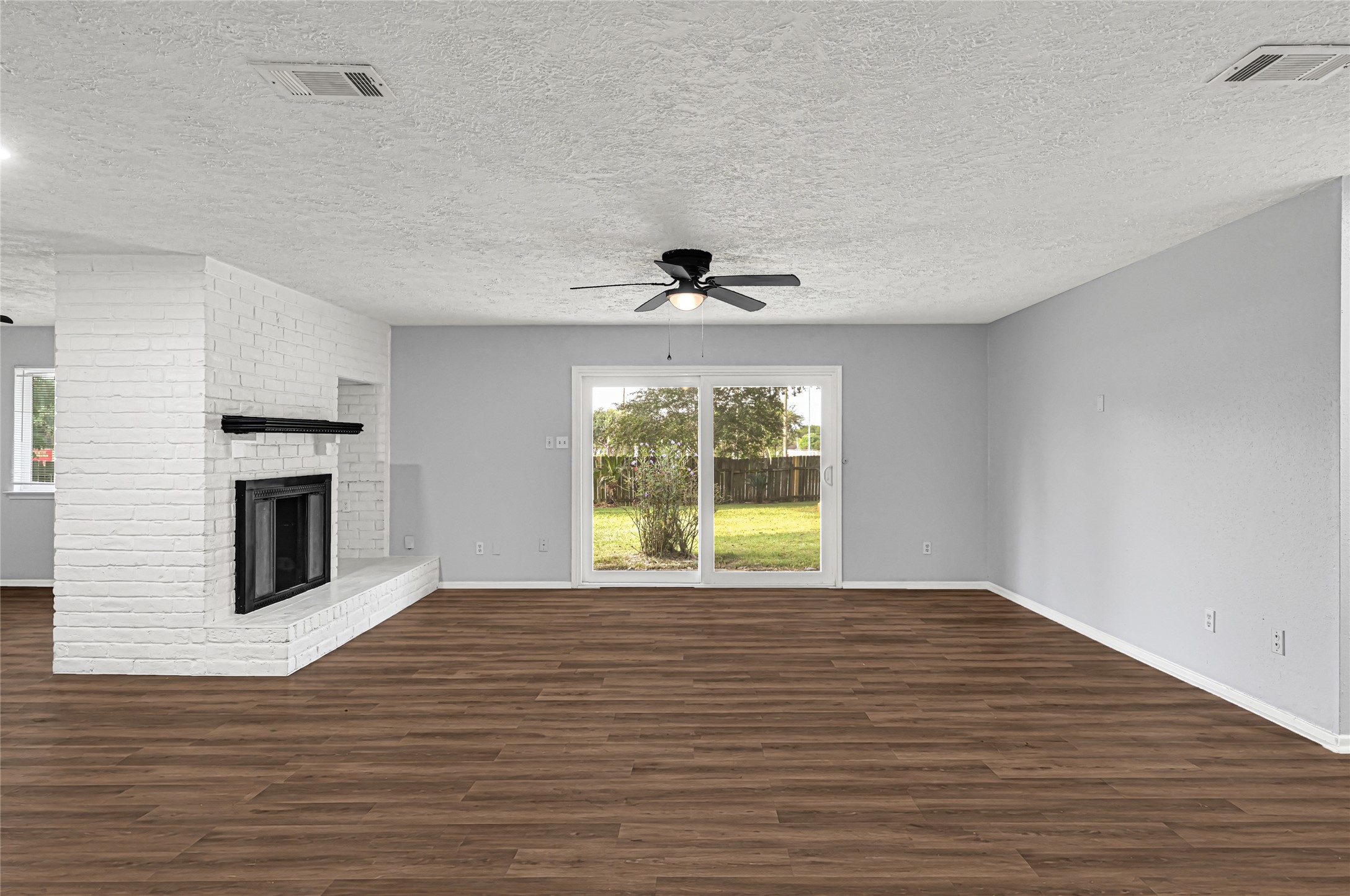 10554 Quail Ridge Lane Sugar Land, TX 77498 - Photo 13 of 37 Large white brick fire place