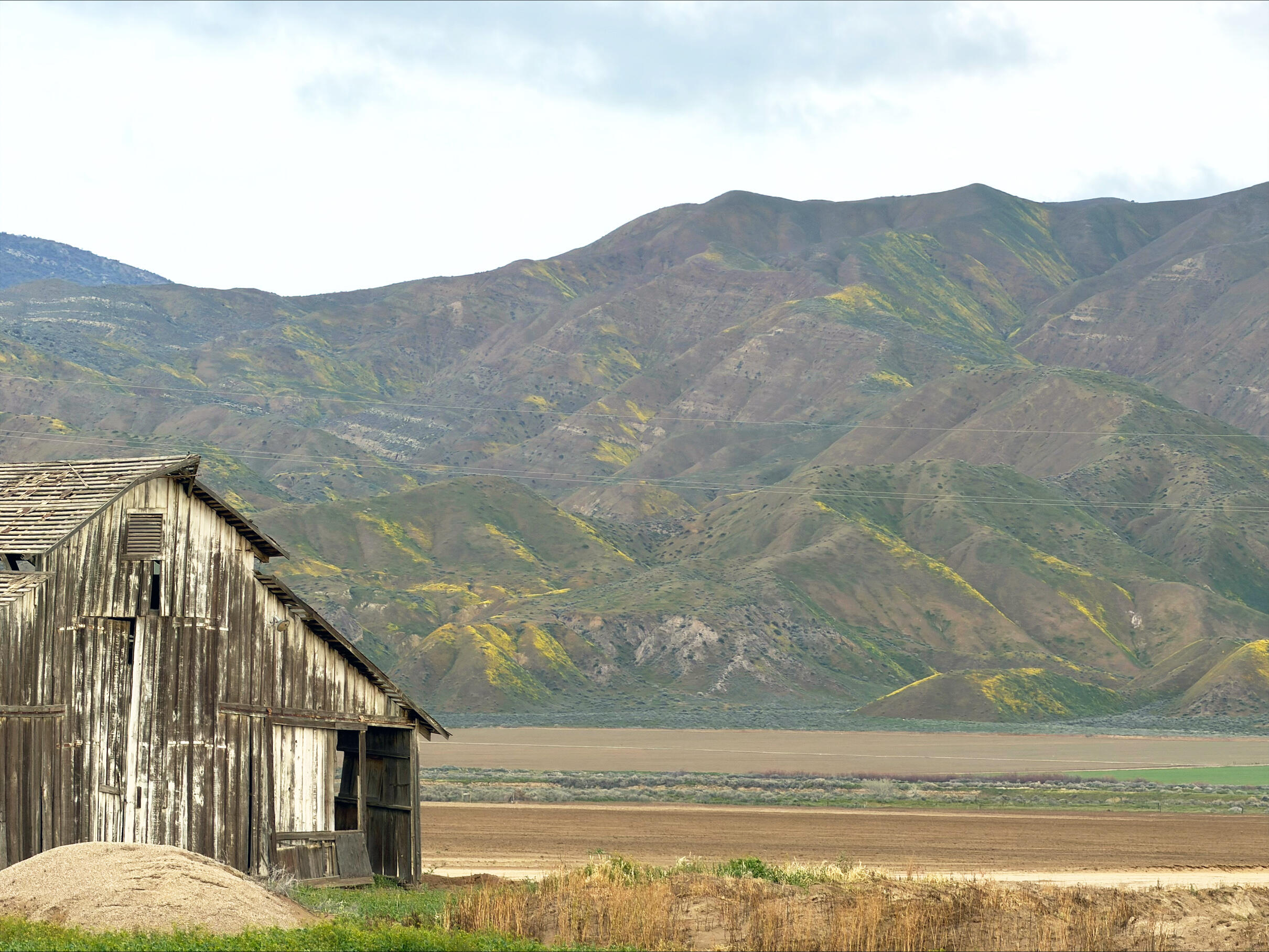 166 Russell Ranch Highway Cuyama, CA 93254 - Photo 18 of 28 a view of a house with a mountain