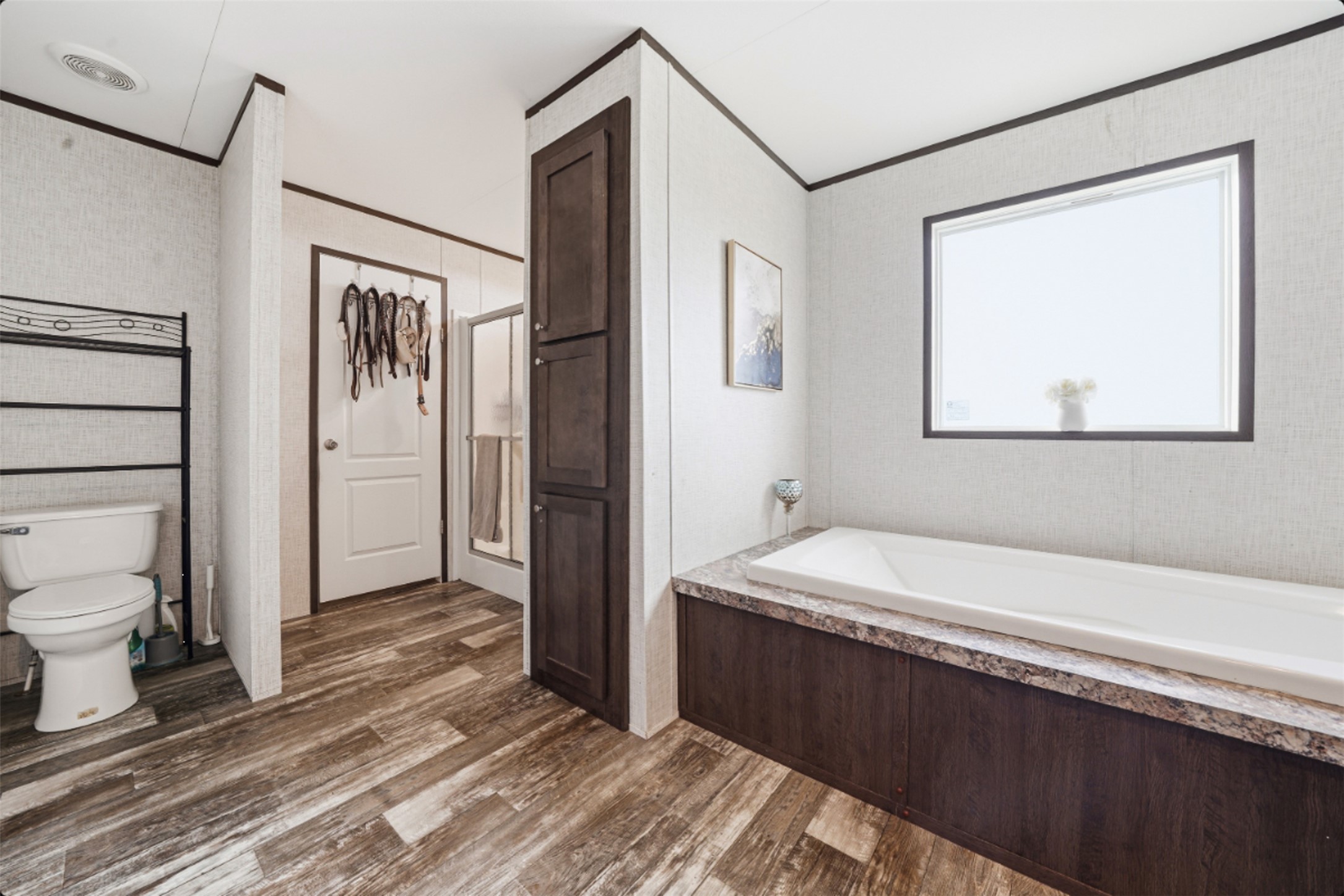 2493 County Road 464 Elgin, TX 78621 - Photo 21 of 40 a spacious bathroom with a bathtub and a toilet